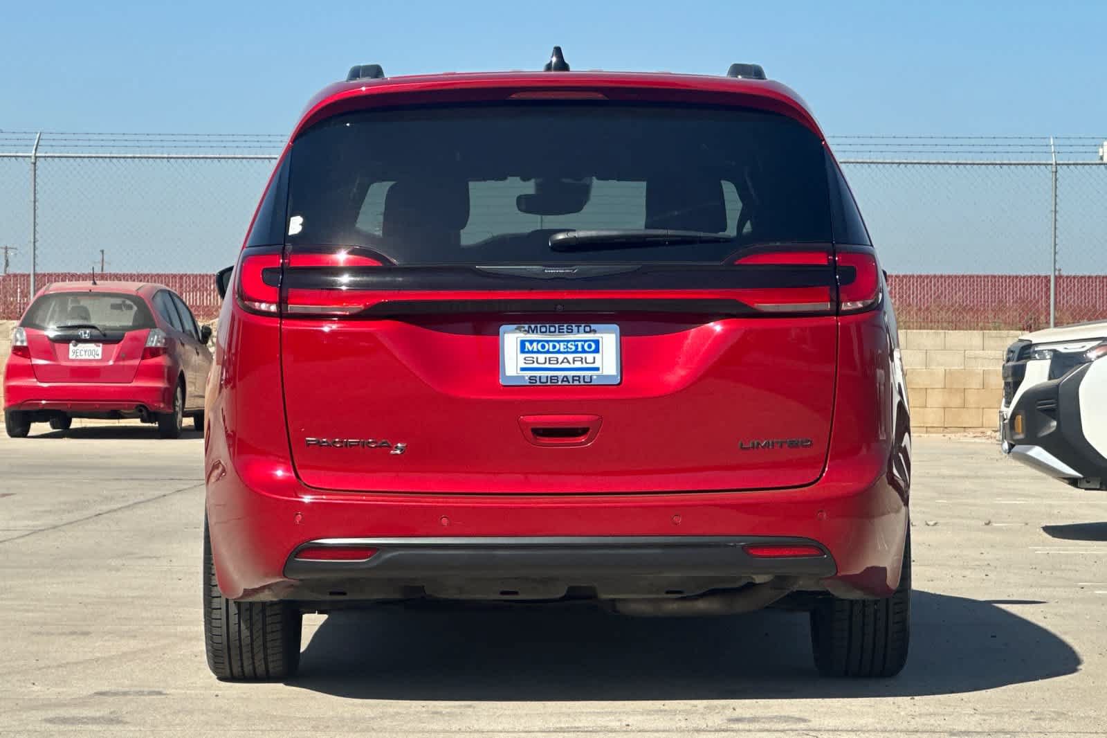 Used 2025 Chrysler Pacifica Limited FWD image 4