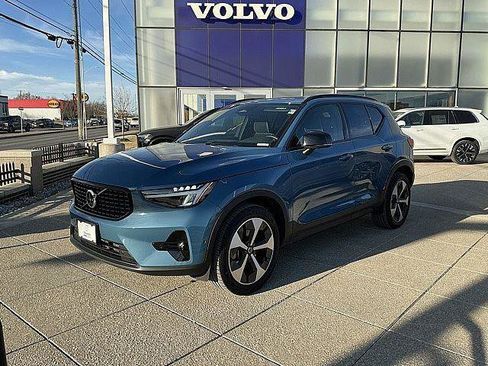 Certified 2025 Volvo XC40 B5 Plus AWD/4WD image 3