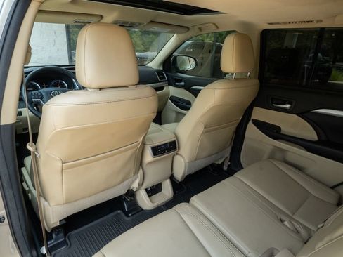 Used 2016 Toyota Highlander XLE AWD/4WD image 17