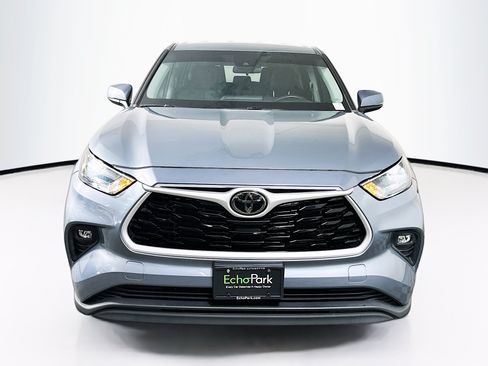 Used 2023 Toyota Highlander LE FWD image 2