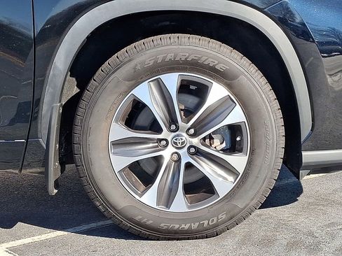 Used 2022 Toyota Highlander XLE image 8