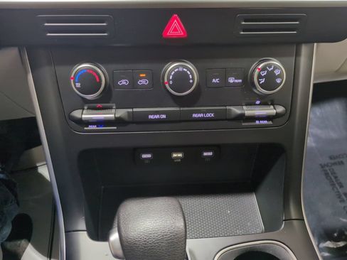 Used 2024 Kia Carnival LX FWD image 23