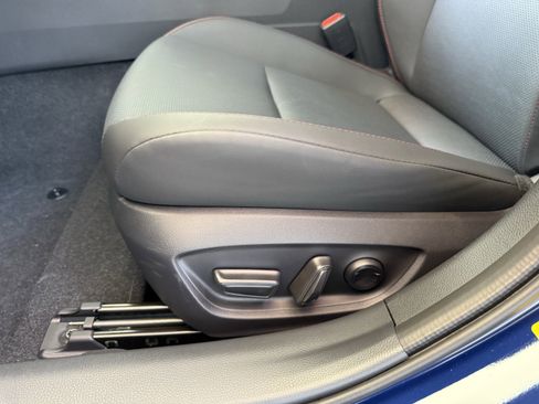 Certified 2025 Toyota Prius Plug-In Hybrid image 5