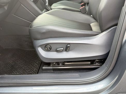 Used 2023 Volkswagen Tiguan SE FWD image 13