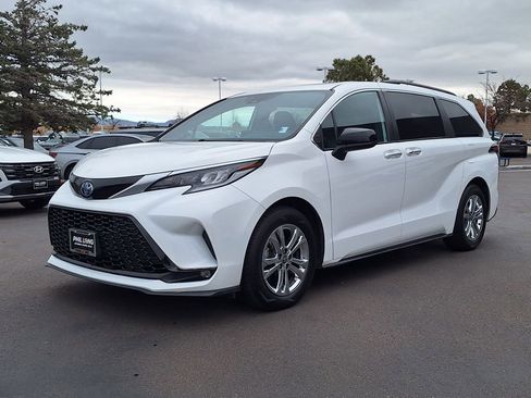 Used 2023 Toyota Sienna XSE w/ XSE Plus Package image 7