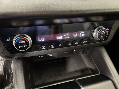 Used 2024 Mitsubishi Outlander SE image 27