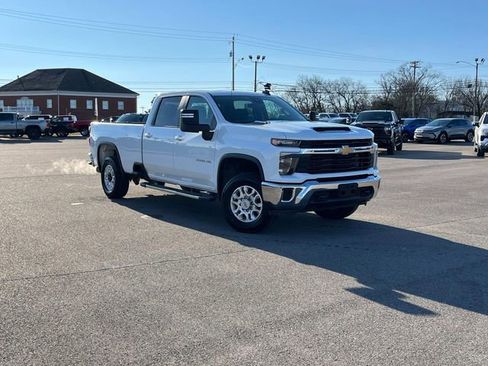 Used 2024 Chevrolet Silverado 3500 LT image 2