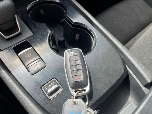 Used 2025 Nissan Rogue SV image 27