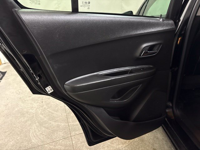 Used 2021 Chevrolet Trax LT w/ Midnight Edition FWD image 17