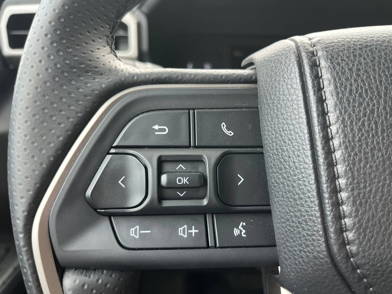 Used 2025 Toyota 4Runner SR5 AWD/4WD image 11