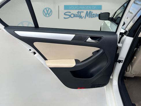 Used 2011 Volkswagen Jetta SEL image 25
