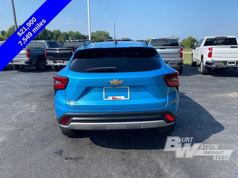 Used 2025 Chevrolet Trax LT FWD image 7