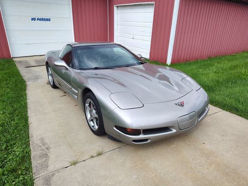Used 2000 Chevrolet Corvette Coupe w/ Roof Pkg RWD image 4