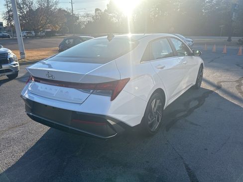 Used 2025 Hyundai Elantra Limited image 7