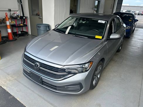 Used 2024 Volkswagen Jetta SE FWD image 2