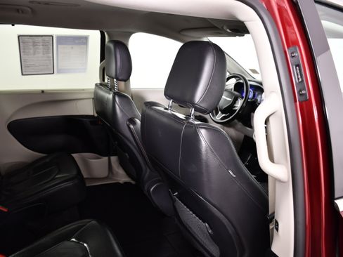 Used 2020 Chrysler Pacifica Touring-L FWD image 43