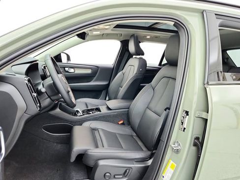 Certified 2025 Volvo XC40 B5 Plus AWD/4WD image 21