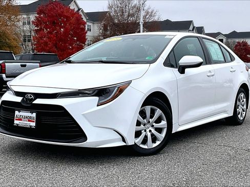 Used 2025 Toyota Corolla LE image 1