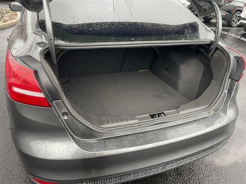 Used 2018 Ford Focus SE w/ SE Appearance Package image 33