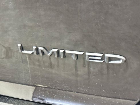 Used 2025 Chrysler Pacifica Limited FWD image 15