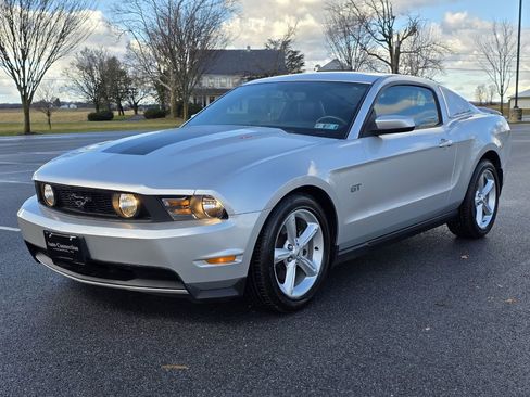 Used 2010 Ford Mustang GT Premium image 4