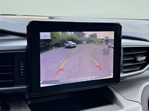 Used 2023 Ford Explorer XLT w/ Equipment Group 202A AWD/4WD image 9