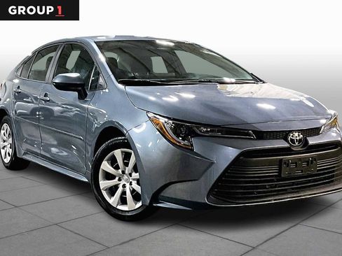 Used 2025 Toyota Corolla LE image 3