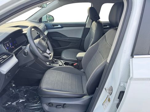 Used 2023 Volkswagen Taos SE w/ Panoramic Sunroof Package image 2