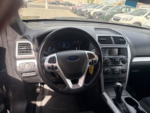 Used 2014 Ford Explorer XLT AWD/4WD image 3