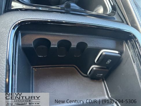 Used 2025 Chrysler Pacifica Limited image 29