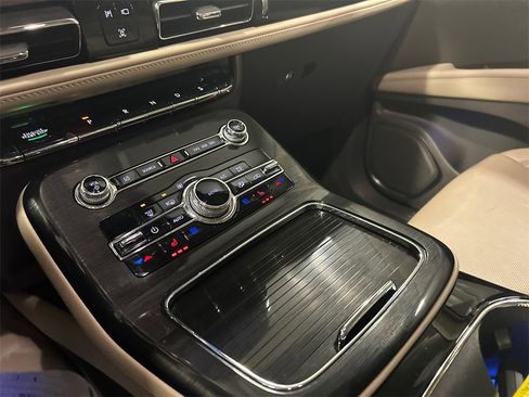 Used 2023 Lincoln Nautilus Reserve image 18