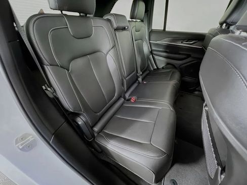 Used 2024 Jeep Grand Cherokee Limited w/ Black Appearance Package image 27