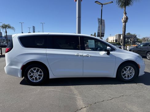 Used 2023 Chrysler Pacifica Touring-L image 9