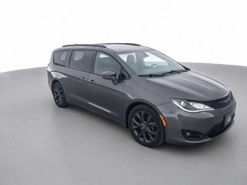 Used 2020 Chrysler Pacifica Touring-L Plus w/ S Appearance Package FWD image 3