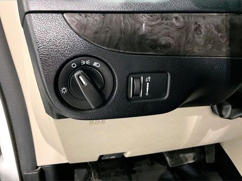 Used 2019 Dodge Grand Caravan SE w/ UConnect Hands-Free Group image 39