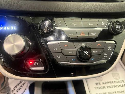 Used 2022 Chrysler Pacifica Touring-L FWD image 31