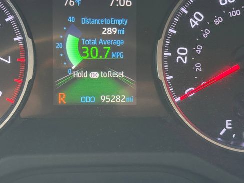 Used 2020 Toyota RAV4 XLE Premium FWD image 9