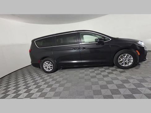 Used 2023 Chrysler Pacifica Touring-L FWD image 34
