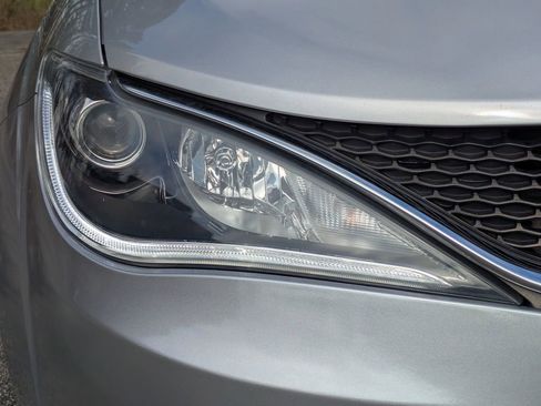 Used 2019 Chrysler Pacifica Limited image 10