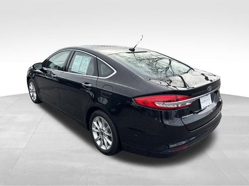 Used 2017 Ford Fusion SE w/ Fusion SE Technology Package image 4