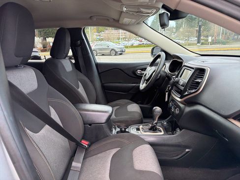 Used 2016 Jeep Cherokee Sport image 16