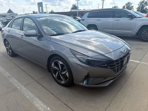 Used 2022 Hyundai Elantra Limited FWD image 6