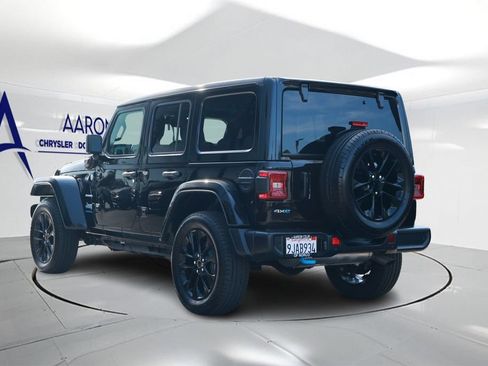 Used 2024 Jeep Wrangler Unlimited Sahara w/ Technology Group AWD/4WD image 2