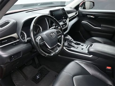 Used 2022 Toyota Highlander XLE image 18