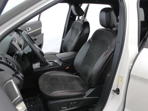 Used 2018 Ford Explorer XLT w/ Equipment Group 202A FWD image 13