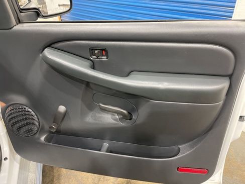 Used 2000 Chevrolet Silverado 1500 2WD Regular Cab w/ Exterior Appearance Pkg image 17