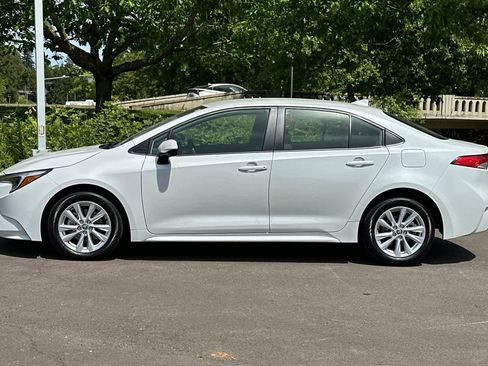 Used 2024 Toyota Corolla LE FWD image 5