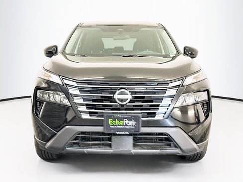 Used 2025 Nissan Rogue SV image 2