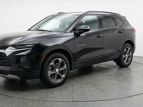 Used 2025 Chevrolet Blazer LT FWD image 3