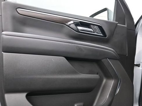 Used 2025 Chevrolet Suburban Z71 image 9